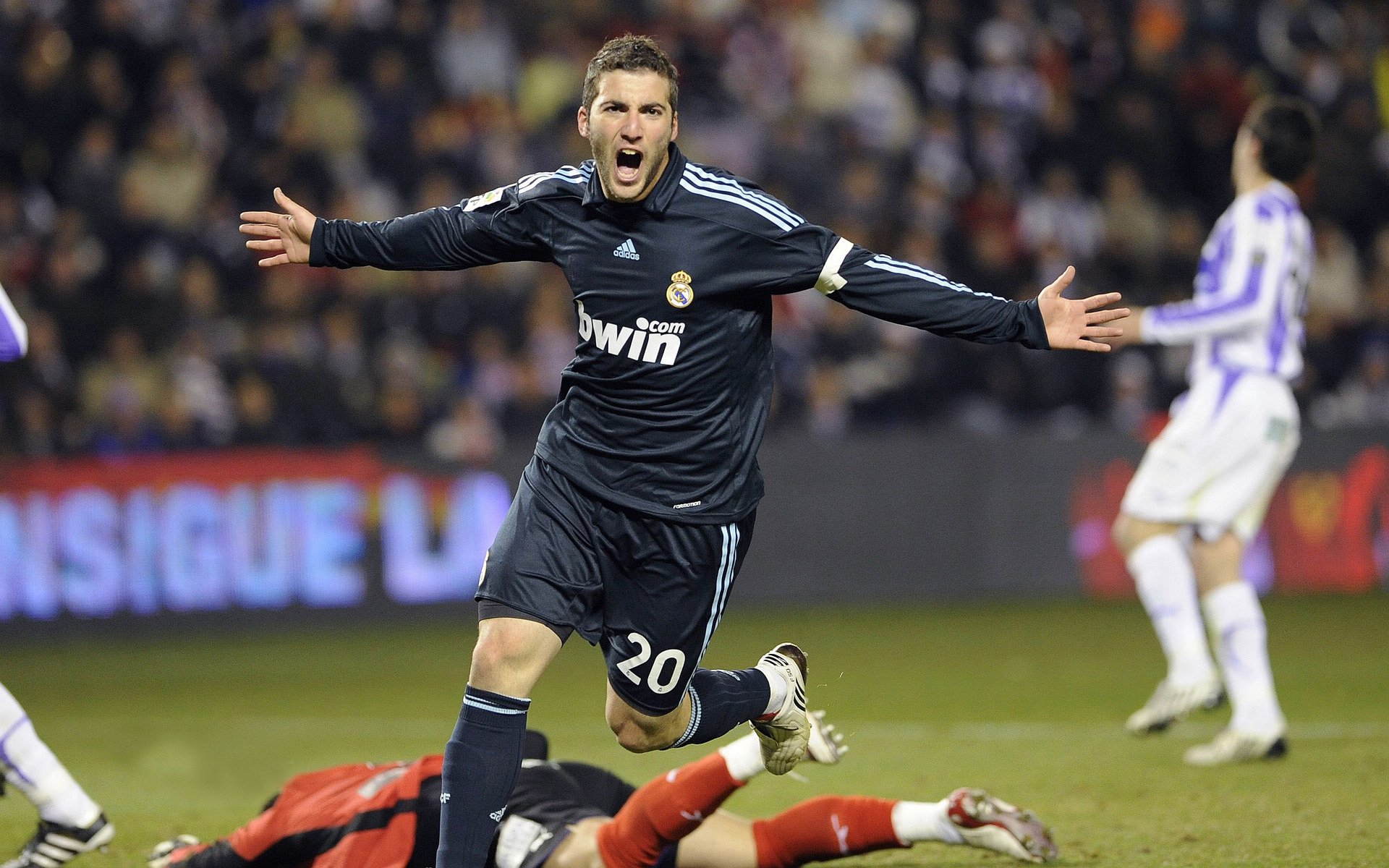 霓虹与轰鸣，劳塔罗在F1街道赛之夜的统治级进攻艺术