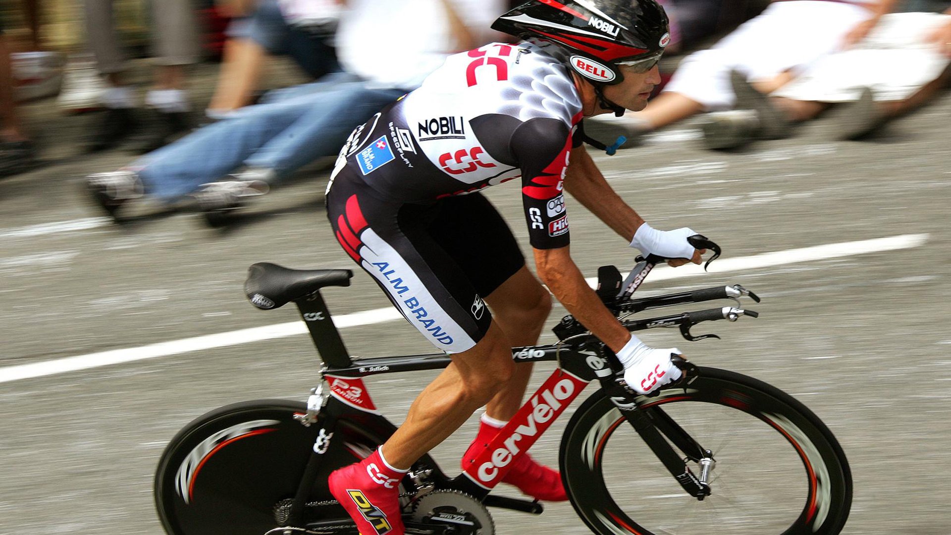 赛道绝境，维斯塔潘扛起红牛，最后一圈绝杀迈凯伦